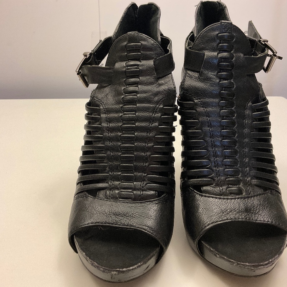 Size‎ 7 1/2 BCBG Eneration black heels